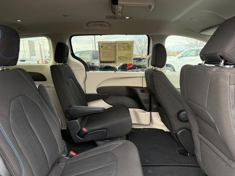 Chrysler Pacifica Vehicle Full-screen Gallery Image 12