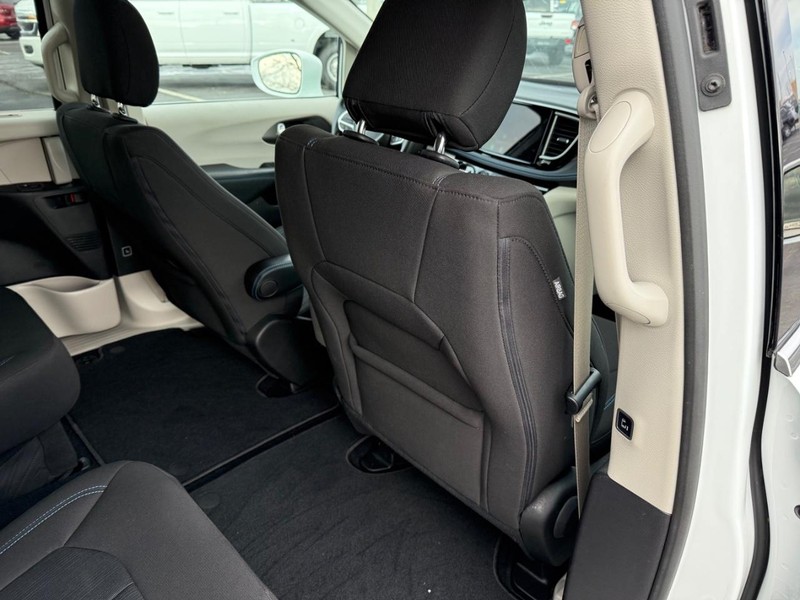 Chrysler Pacifica Vehicle Full-screen Gallery Image 13