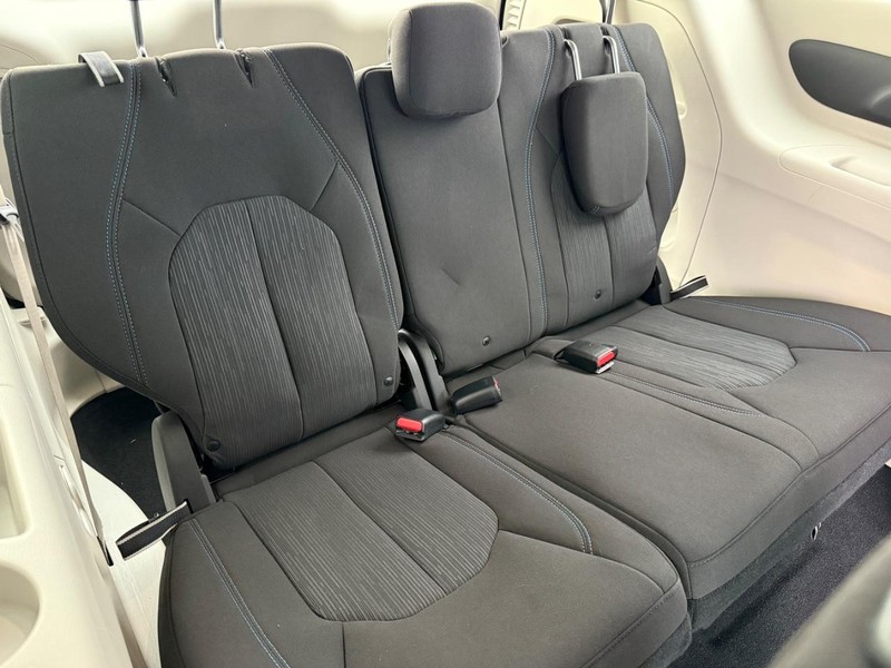 Chrysler Pacifica Vehicle Full-screen Gallery Image 14