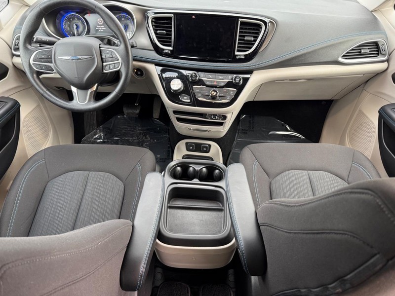 Chrysler Pacifica Vehicle Full-screen Gallery Image 15