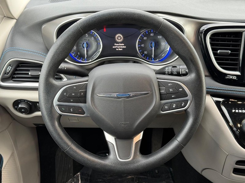 Chrysler Pacifica Vehicle Full-screen Gallery Image 16