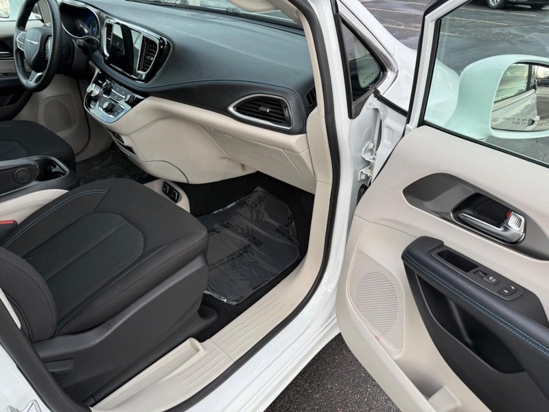 Chrysler Pacifica Vehicle Full-screen Gallery Image 17