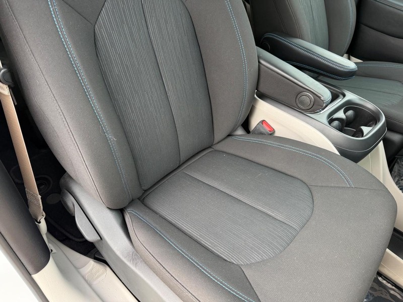 Chrysler Pacifica Vehicle Full-screen Gallery Image 18