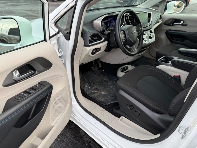 Chrysler Pacifica Vehicle Full-screen Gallery Image 19