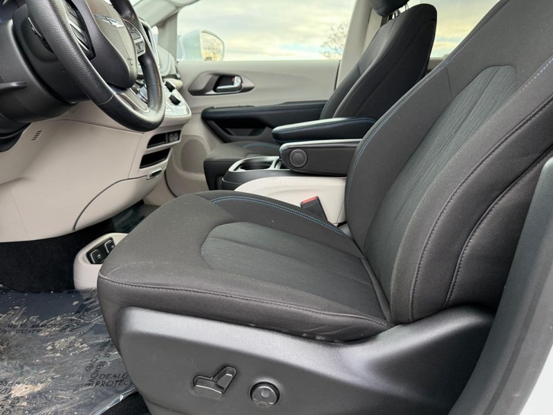 Chrysler Pacifica Vehicle Full-screen Gallery Image 20