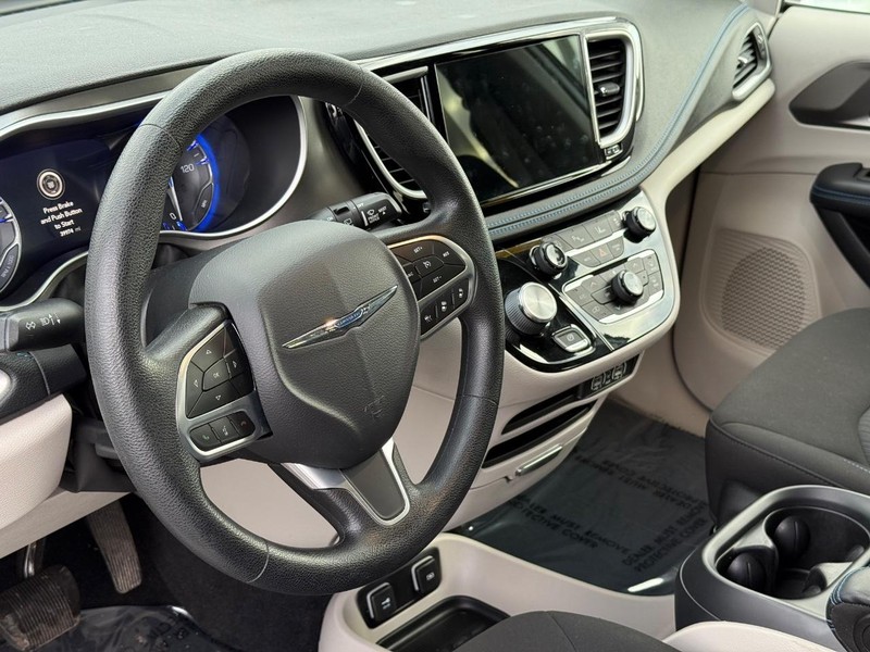 Chrysler Pacifica Vehicle Full-screen Gallery Image 21