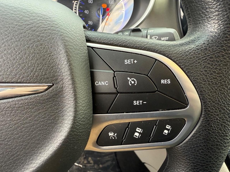 Chrysler Pacifica Vehicle Full-screen Gallery Image 23