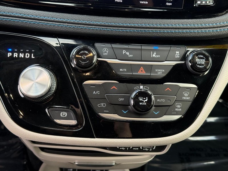 Chrysler Pacifica Vehicle Full-screen Gallery Image 27