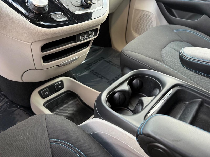 Chrysler Pacifica Vehicle Full-screen Gallery Image 28