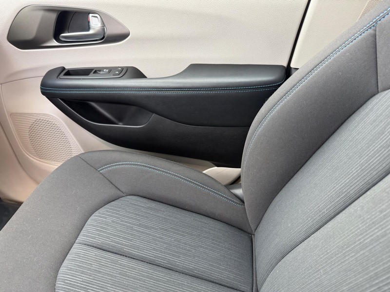 Chrysler Pacifica Vehicle Full-screen Gallery Image 29