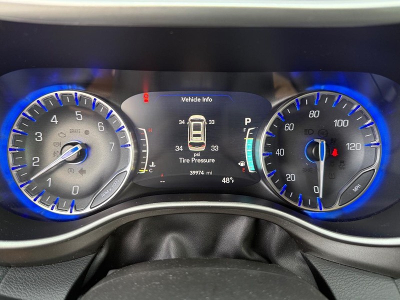 Chrysler Pacifica Vehicle Full-screen Gallery Image 30