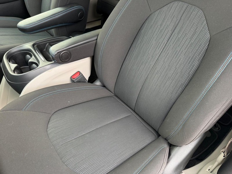 Chrysler Pacifica Vehicle Full-screen Gallery Image 32