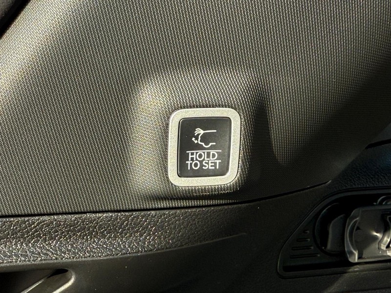 Jeep Grand Cherokee Vehicle Full-screen Gallery Image 8