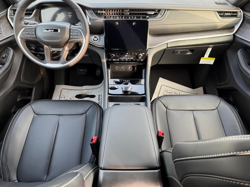 Jeep Grand Cherokee Vehicle Full-screen Gallery Image 13