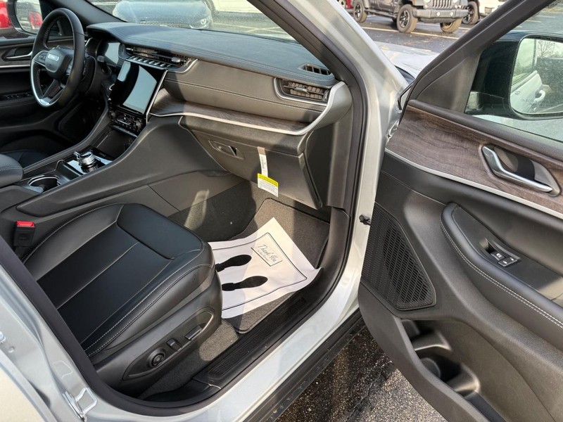 Jeep Grand Cherokee Vehicle Full-screen Gallery Image 15