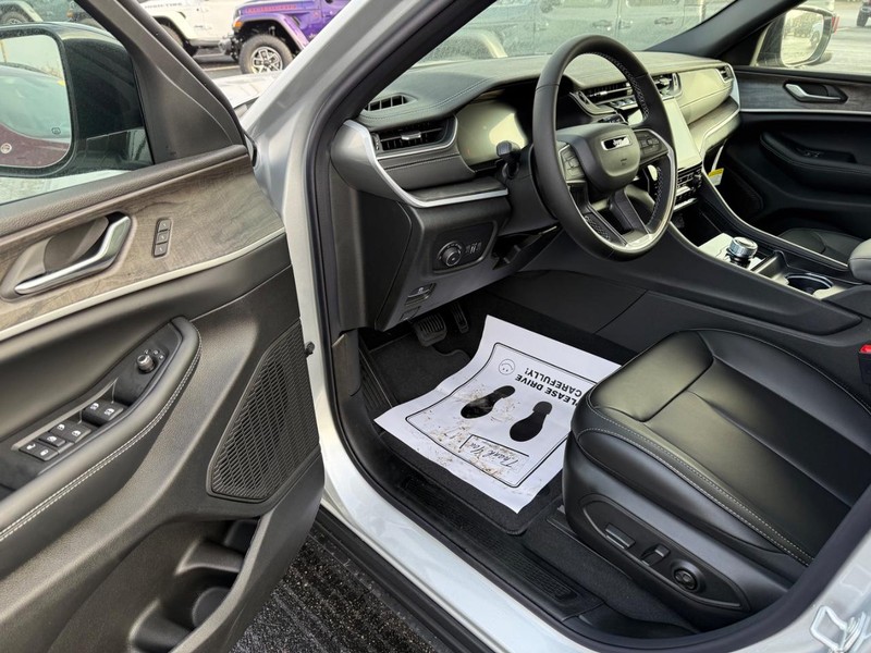 Jeep Grand Cherokee Vehicle Full-screen Gallery Image 17