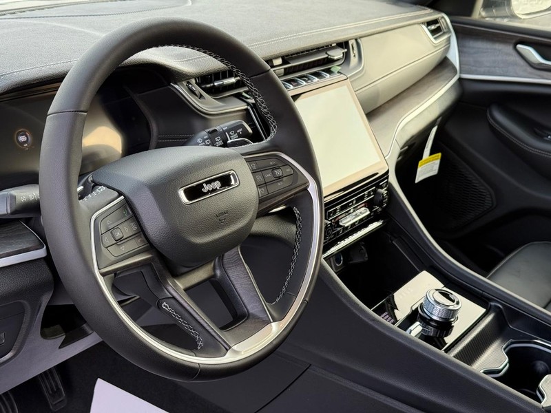 Jeep Grand Cherokee Vehicle Full-screen Gallery Image 19