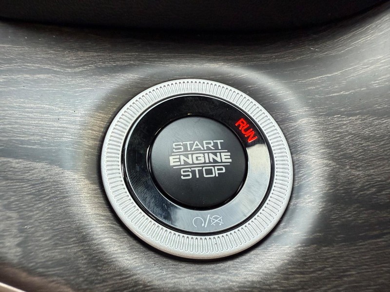 Jeep Grand Cherokee Vehicle Full-screen Gallery Image 22