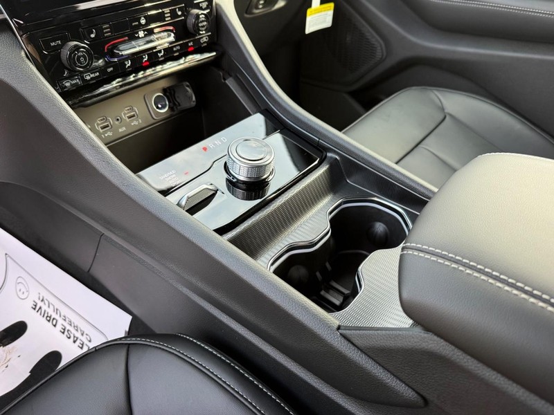 Jeep Grand Cherokee Vehicle Full-screen Gallery Image 27