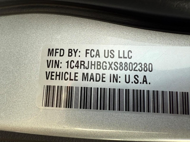 Jeep Grand Cherokee Vehicle Full-screen Gallery Image 32