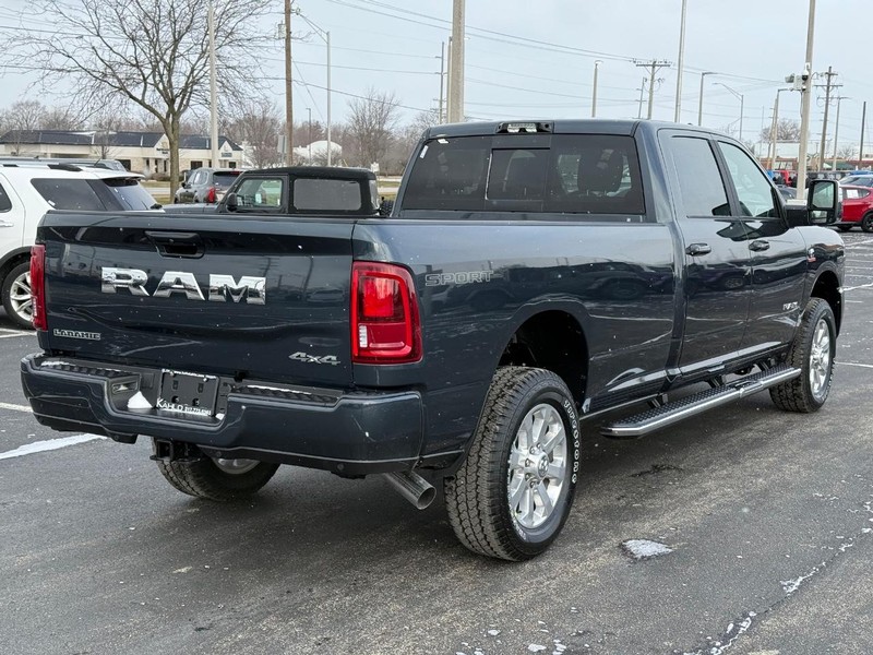 Ram 3500 Vehicle Full-screen Gallery Image 3