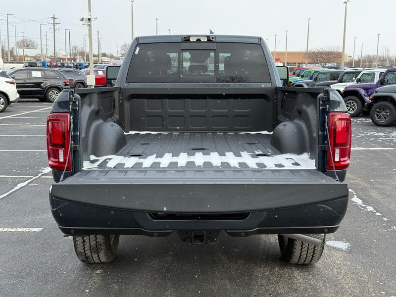 Ram 3500 Vehicle Full-screen Gallery Image 7