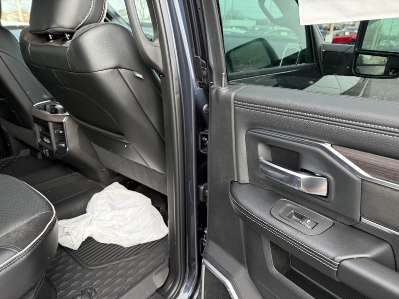 Ram 3500 Vehicle Full-screen Gallery Image 12