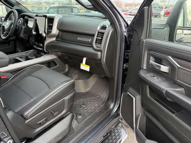 Ram 3500 Vehicle Full-screen Gallery Image 15