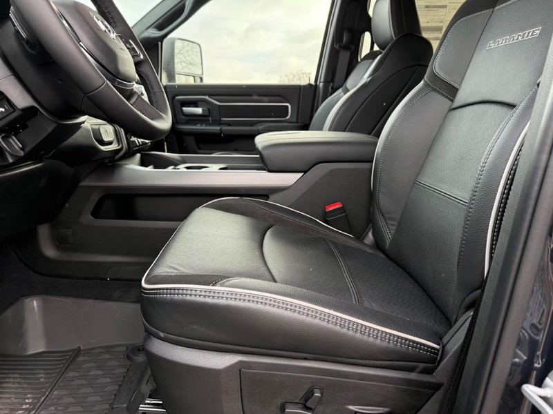 Ram 3500 Vehicle Full-screen Gallery Image 18