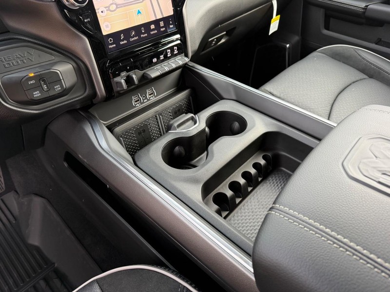 Ram 3500 Vehicle Full-screen Gallery Image 25