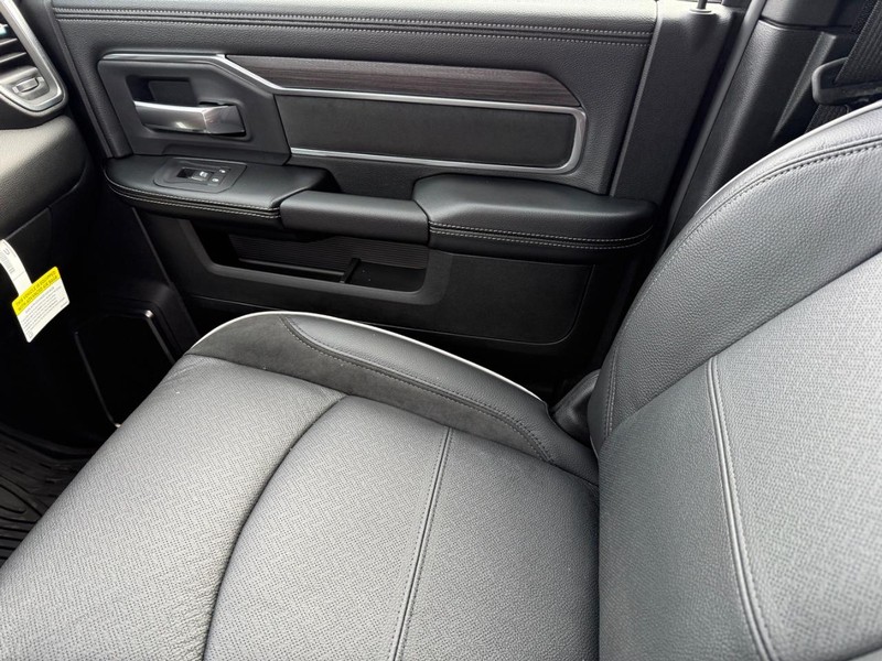 Ram 3500 Vehicle Full-screen Gallery Image 26