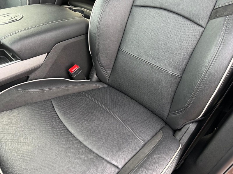 Ram 3500 Vehicle Full-screen Gallery Image 29