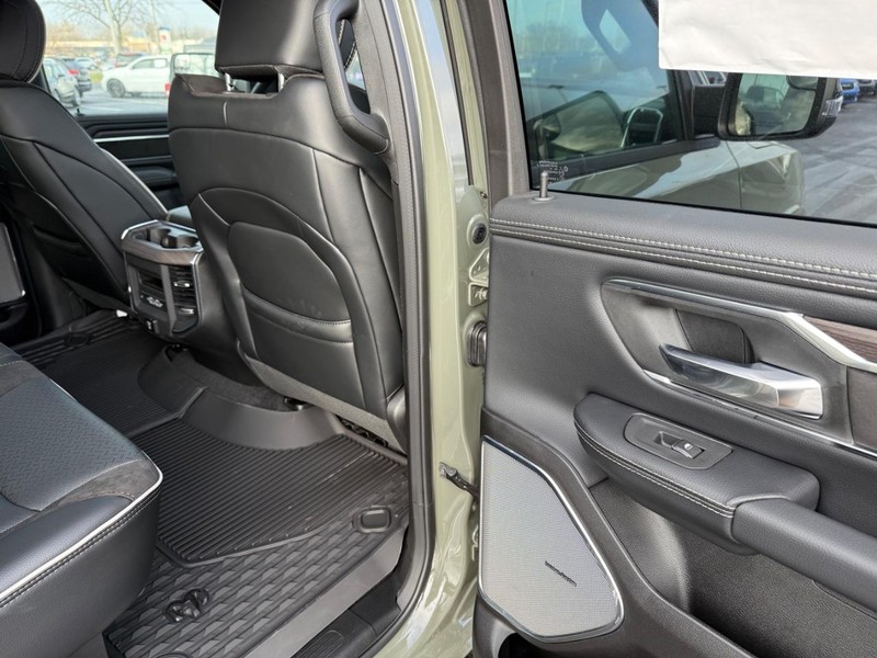 Ram 1500 Vehicle Full-screen Gallery Image 11