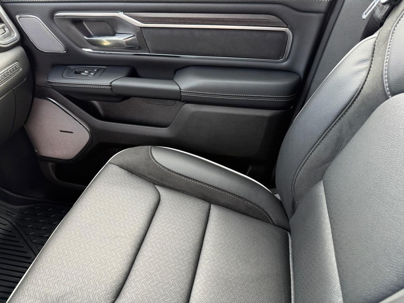 Ram 1500 Vehicle Full-screen Gallery Image 26