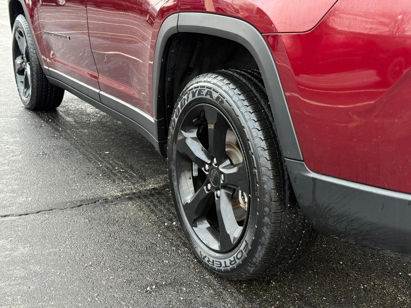 Jeep Grand Cherokee L Vehicle Full-screen Gallery Image 6