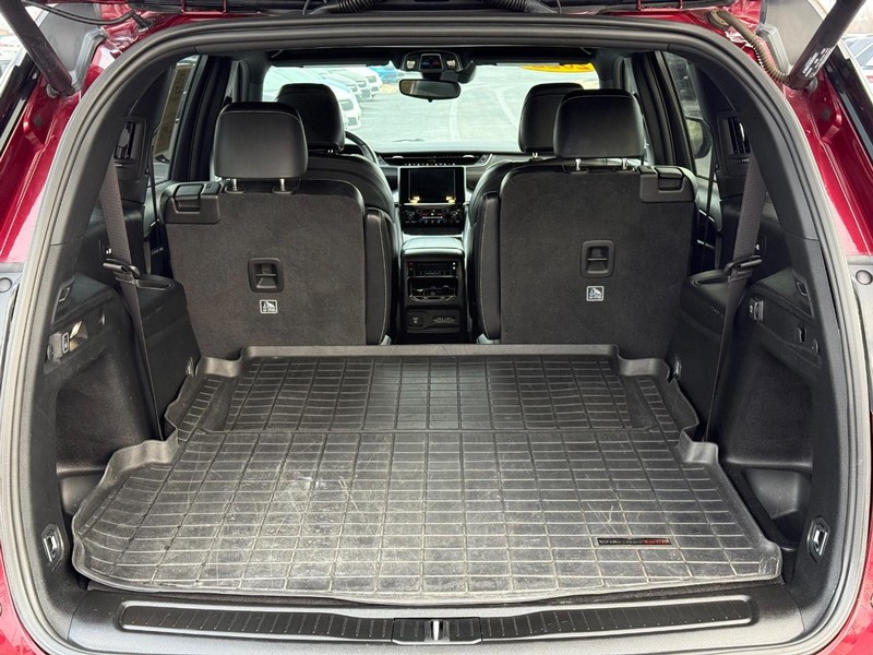 Jeep Grand Cherokee L Vehicle Full-screen Gallery Image 7