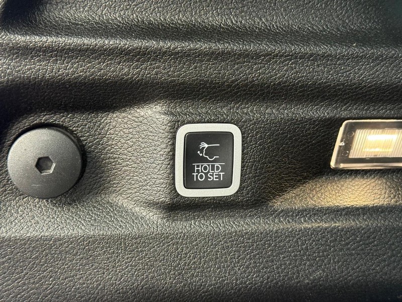 Jeep Grand Cherokee L Vehicle Full-screen Gallery Image 8