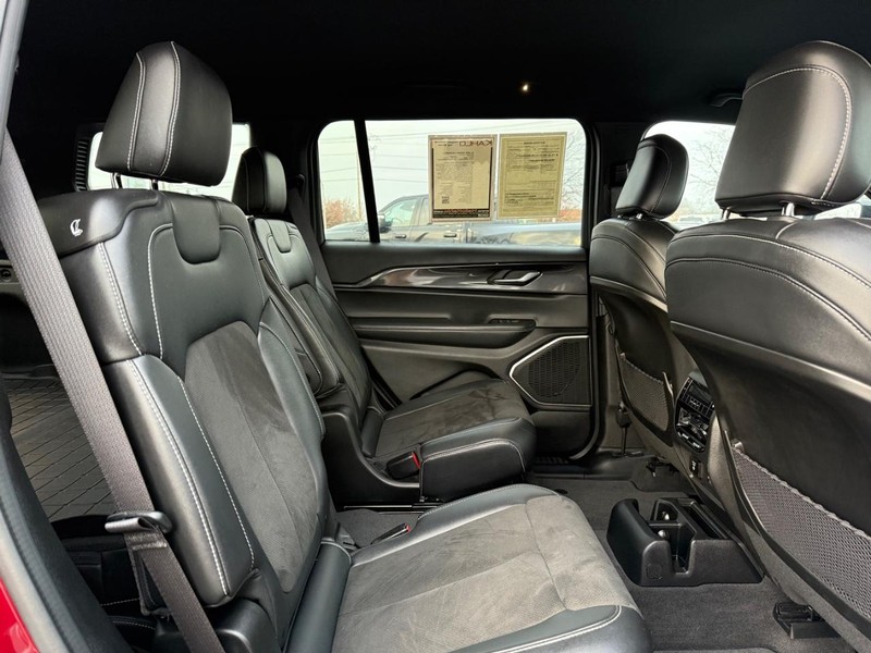 Jeep Grand Cherokee L Vehicle Full-screen Gallery Image 12