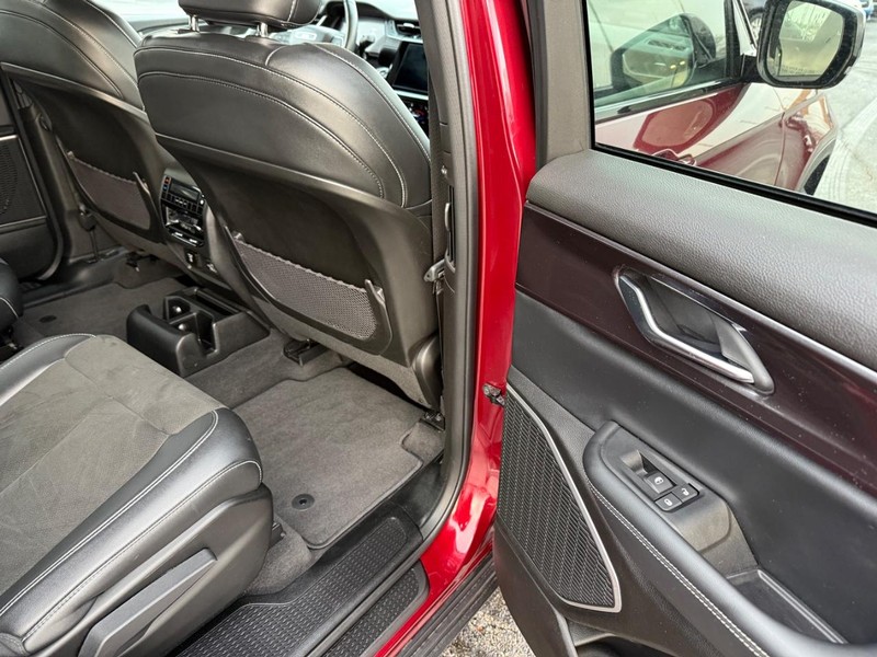 Jeep Grand Cherokee L Vehicle Full-screen Gallery Image 13