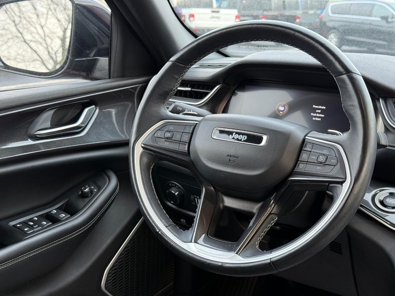 Jeep Grand Cherokee L Vehicle Full-screen Gallery Image 15