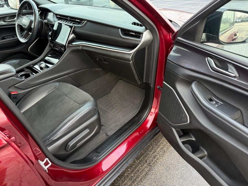 Jeep Grand Cherokee L Vehicle Full-screen Gallery Image 16