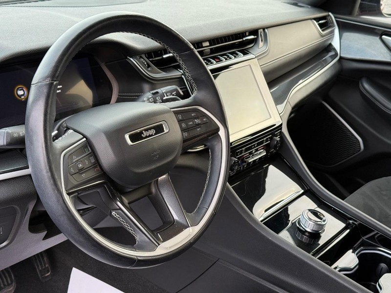 Jeep Grand Cherokee L Vehicle Full-screen Gallery Image 20