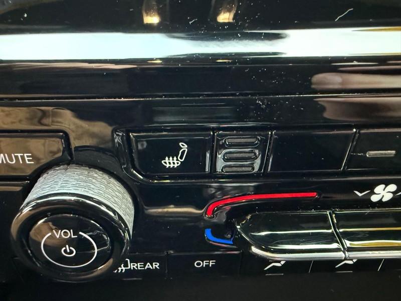 Jeep Grand Cherokee L Vehicle Full-screen Gallery Image 24