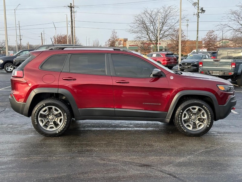 Jeep Cherokee Vehicle Full-screen Gallery Image 2