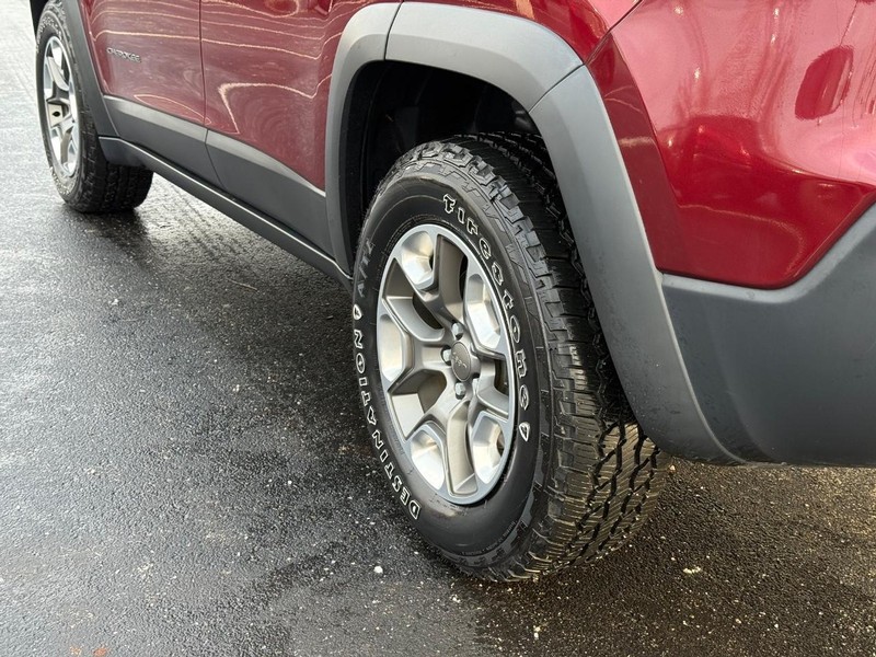 Jeep Cherokee Vehicle Full-screen Gallery Image 6