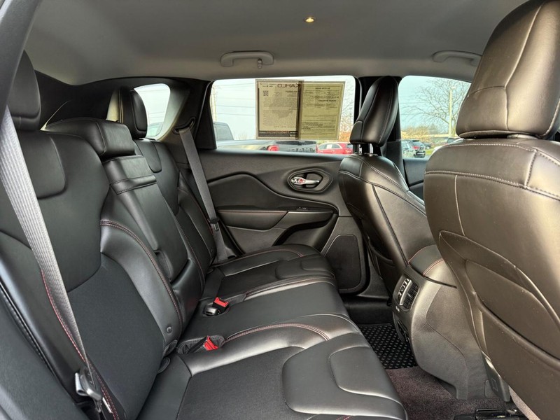 Jeep Cherokee Vehicle Full-screen Gallery Image 11