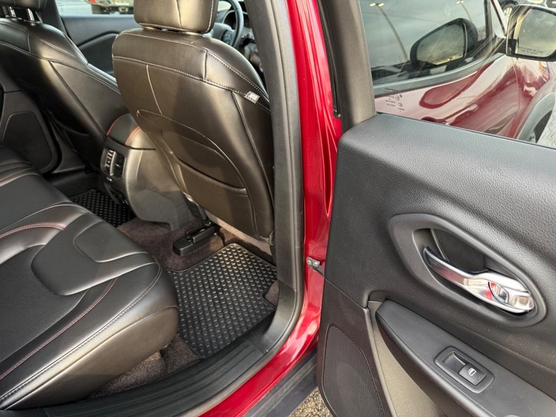 Jeep Cherokee Vehicle Full-screen Gallery Image 12