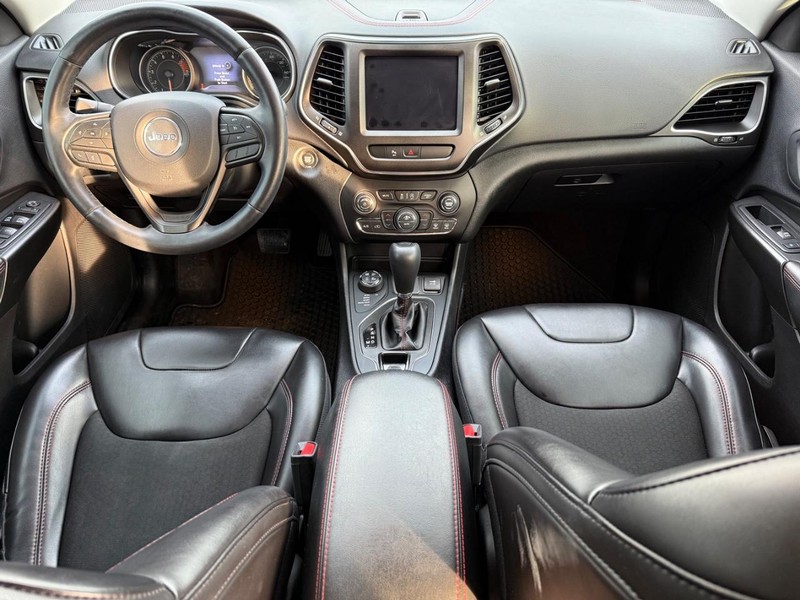 Jeep Cherokee Vehicle Full-screen Gallery Image 13