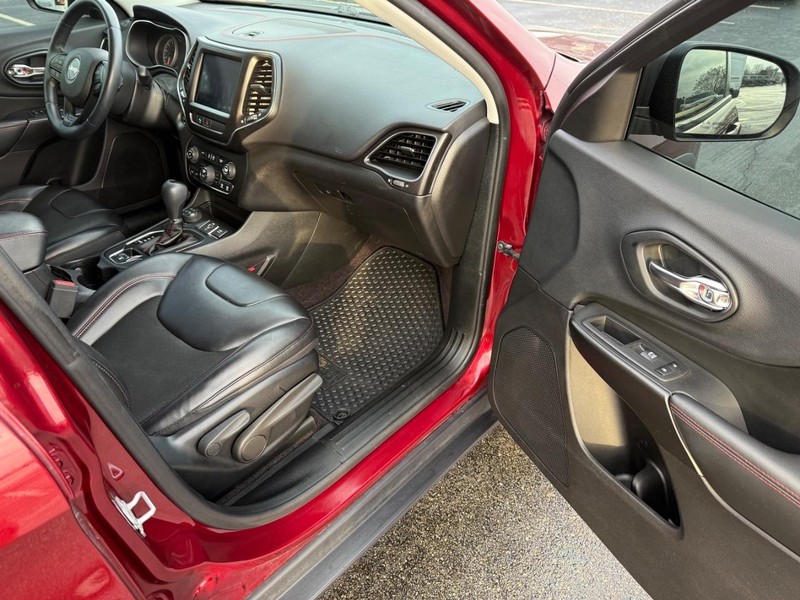 Jeep Cherokee Vehicle Full-screen Gallery Image 15