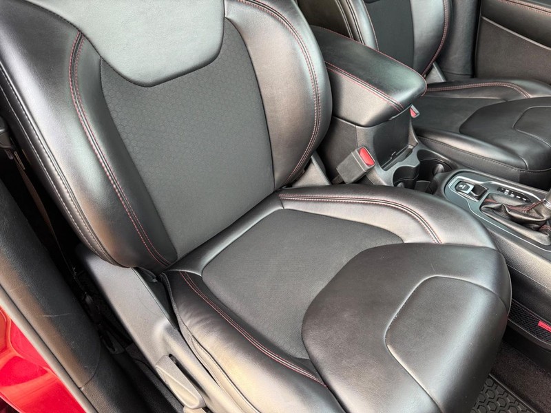 Jeep Cherokee Vehicle Full-screen Gallery Image 16